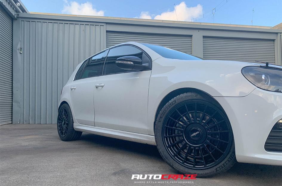 VOLKSWAGEN GOLF LAS R MATTE BLACK